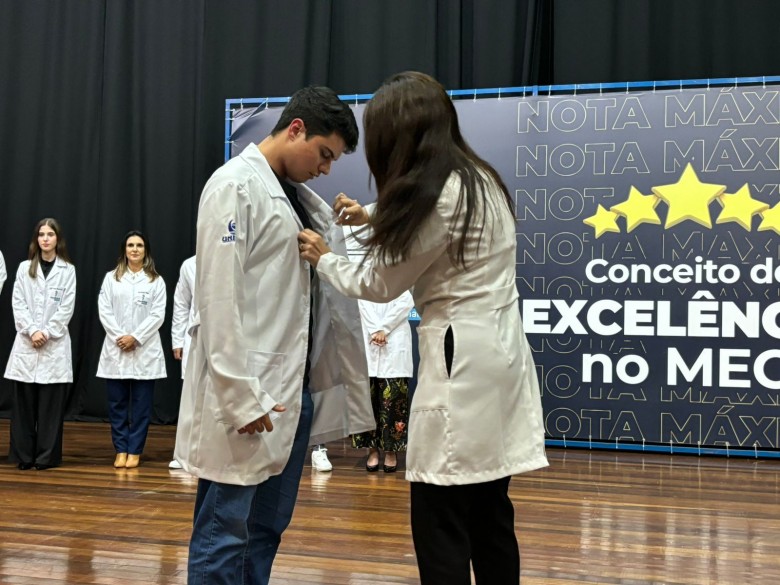 arquivos/tinyMCE4/admmogly/curso-de-medicina-promove-aula-inaugural e-cerimonia-de-entrega-de-jalecos-aos-novos-estudantes/jalecos05.jpeg